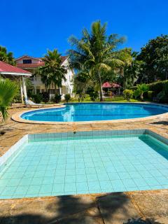 Private 3BR villa, pool, 10-min walk to beach - 4