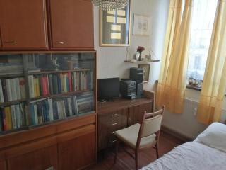 a tidy room near Frauenkirche - 1
