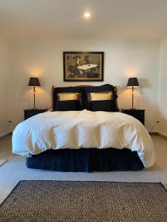 Maison Blue - Chic Garden Apartment - Pet Friendly - 9