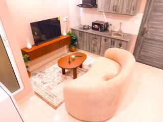 Luxury 1-Bed Apartment in Bahria Town - King Bed & City View - 0