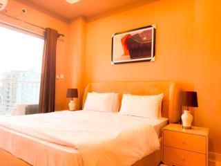 Luxury 1-Bed Apartment in Bahria Town - King Bed & City View - 9