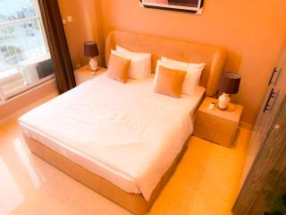 Luxury 1-Bed Apartment in Bahria Town - King Bed & City View - 7