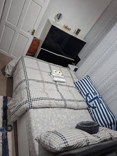 Humuplace Sleeps 4 with Garden - 3