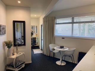 Maison Blue - Chic Garden Apartment - Pet Friendly - 1