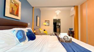 FREE Welcome Breakfast, BGC 1BR, 300Mbps Fiber, Steps to Mitsukoshi & Uptown, 30C1 - 4