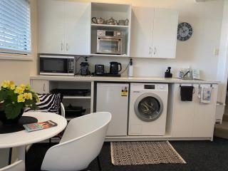 Maison Blue - Chic Garden Apartment - Pet Friendly - 2