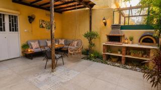 Charm Vintage Achrafieh Apt with Garden Pizza Oven BBQ Hottub - 8