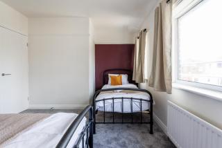 The Chadburn 2-Bed Home Sleeps 4 - 2