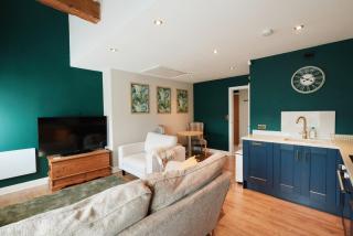 Chic 1BR Flat with Parking-Easy access to City Center - 6