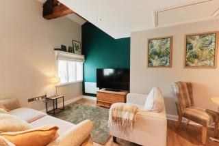 Chic 1BR Flat with Parking-Easy access to City Center - 0