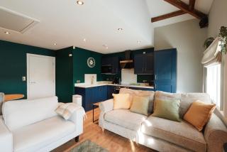 Chic 1BR Flat with Parking-Easy access to City Center - 5