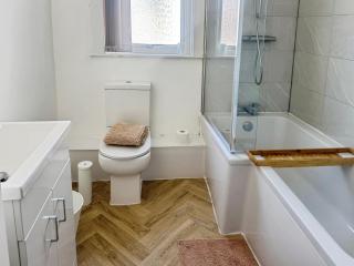 Liverpool Aintree stays - Four bedroom executive house with parking - 8