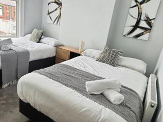 Liverpool Aintree stays - Four bedroom executive house with parking - 3