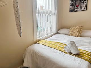 Liverpool Aintree stays - Four bedroom executive house with parking - 2