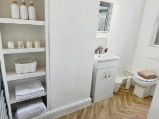 Liverpool Aintree stays - Four bedroom executive house with parking - 1