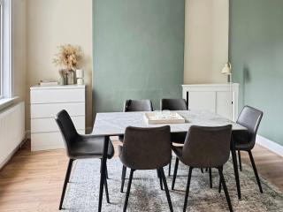 Liverpool Aintree stays - Four bedroom executive house with parking - 9