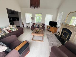 Luxury 4-Bedroom Seaside Home, Outdoor Deck & BBQ - 6