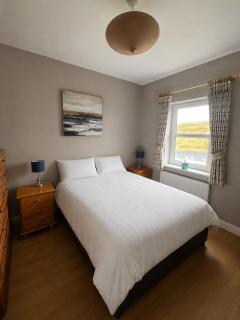 Luxury 4-Bedroom Seaside Home, Outdoor Deck & BBQ - 5
