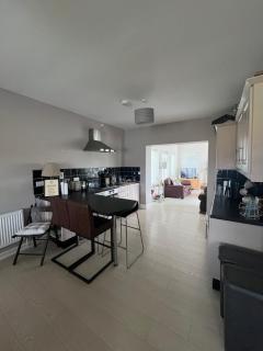 Luxury 4-Bedroom Seaside Home, Outdoor Deck & BBQ - 1