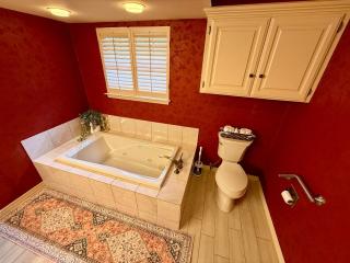 Rodeo Ranch Sleeps 14, Walkable to MSU - 2
