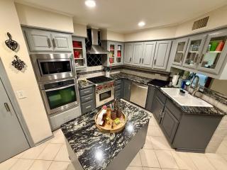 Rodeo Ranch Sleeps 14, Walkable to MSU - 5