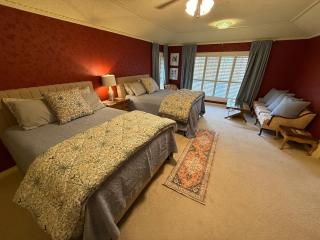 Rodeo Ranch Sleeps 14, Walkable to MSU - 3