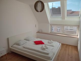 Central-6 Guests-Large-Livingroom-2-bedrooms - 8