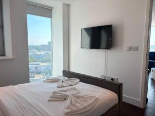 Panoramic Views, 2 BHK Sleep 6, 2 min to Colliers Wood Station, BP108 - 9