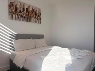 Panoramic Views, 2 BHK Sleep 6, 2 min to Colliers Wood Station, BP108 - 6