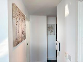 Panoramic Views, 2 BHK Sleep 6, 2 min to Colliers Wood Station, BP108 - 1