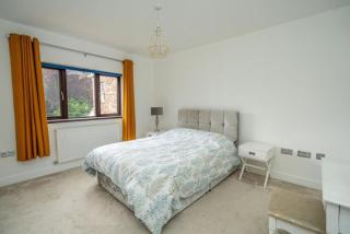 The Hatherings - Spacious 4 Bed Detached Home - 1