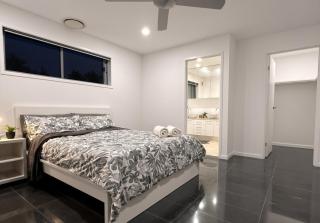 Self-Contained Unit in Highgate Hill - 3