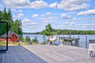 Lakeside cottage on its own headland - completely undisturbed - 3
