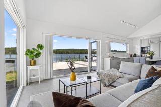 Lakeside cottage on its own headland - completely undisturbed - 1