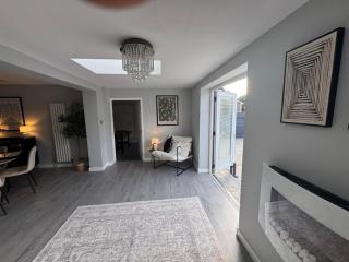 Spacious 5 Bed House Games Room Sleeps 10 - 8