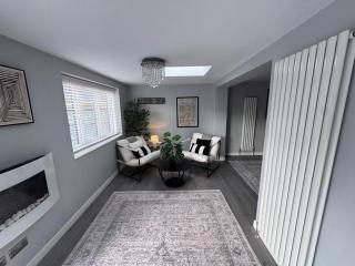 Spacious 5 Bed House Games Room Sleeps 10 - 7