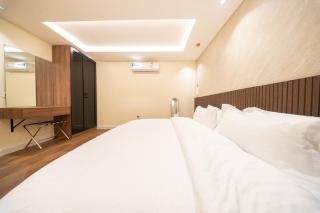 N8 Wide & Modern 1BR in Al-Muruj - 3
