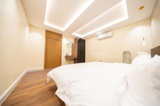 N8 Wide & Modern 1BR in Al-Muruj - 2