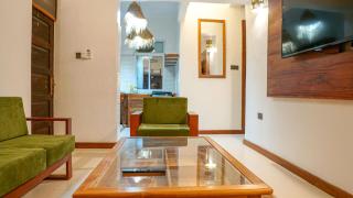 Cosy Stone town 2BR apartment with parking - 0