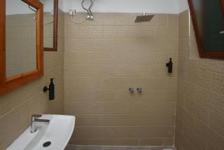 Cosy Stone town 2BR apartment with parking - 9