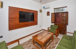 Cosy Stone town 2BR apartment with parking - 1