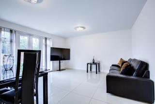 BLOOM 4 Bedroom Home - Free Parking - 2