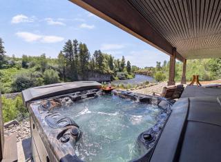 FALL RIVER LODGE by Kabino Riverfront 5BR lodge with hot tub mountain views - 8