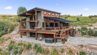 FALL RIVER LODGE by Kabino Riverfront 5BR lodge with hot tub mountain views - 2