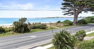 BYO Linen - Absolute Beachfront Views Apollo Bay - 3