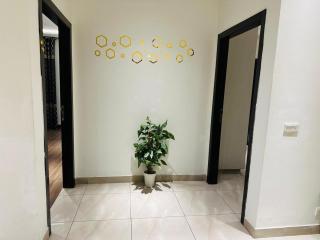 Spacious 2BR Apartment Zameen Aurum Gulberg - 7