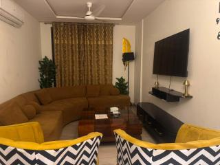 Spacious 2BR Apartment Zameen Aurum Gulberg - 5