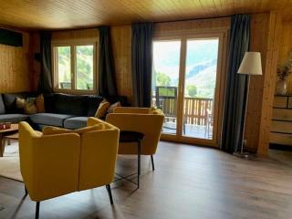 Chalet Mallum – Upper Apartment with Views - 9
