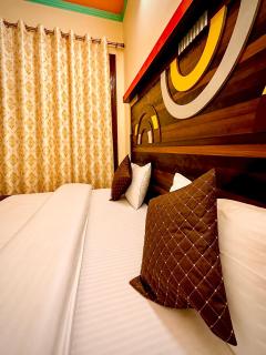 Hotel Amber - Stay in the Heart of Mussoorie #Balcony & Family Room #Mountain View - 6
