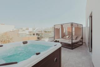 HTR Duplex Penthouse Suite - Private Roof Top Jacuzzi - City Views - 0